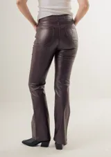 Pantalón negro de eco cuero, tiro alto, corte ajustado y estilo Oxford.