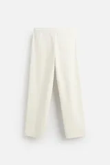 Pantalón negro de corte recto confeccionado en tejido interlock de algodón con elasticidad. Tiene cintura elástica ajustable con cordón, bolsillos frontales y bolsillos traseros de vivo.