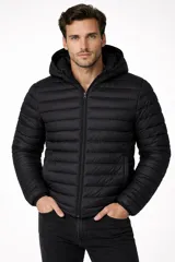 Campera acolchada negra con capucha, cierre frontal y bolsillos laterales. Presenta un diseño de costuras horizontales que crean un efecto puffer.