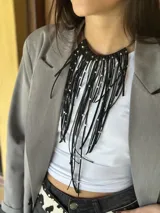 Collar con cuello rígido (maleable) y flecos de gamuza y tiento sintético con detalles de mostacillas metálicas.