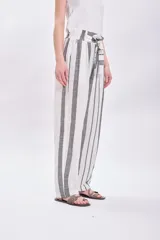 Pantalón de algodón a rayas verticales en color crudo, corte recto con lazo en la cintura.