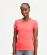 Remera deportiva color coral de manga corta y cuello redondo.