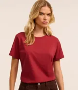 Blusa básica de algodón color tostado, de manga corta con dobladillo y nudo frontal.