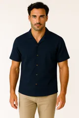 Camisa de lino color marrón, de corte holgado, con cuello tipo solapa, manga corta y cierre frontal con botones.