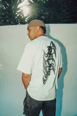 Remerón blanco de corte holgado con estampa en la espalda con la palabra "RELAX" en letras grandes y la frase "PERO CON ORDEN" debajo.