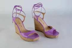 Sandalias de plataforma con taco corrido, color lila, con tiras para atar al tobillo.