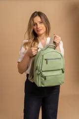 Mochila color marrón de símil cuero con un compartimento principal amplio, bolsillo al frente con cierre, correas ajustables y asa.
