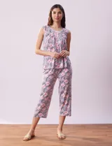 Conjunto de pijama marca René Rofé, compuesto por remera de tejido soft estampado con escote en V y botones, y pantalón capri con cintura elastizada.