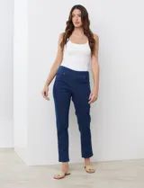 Jegging de algodón elastizado azul, marca Ruby Rd. Pretina ancha elastizada. Delantera con bolsillos simulados. Trasera con bolsillos aplicados.