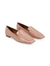 Zapato tipo mocasín color nude, con punta cuadrada y textura simil reptil.
