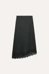 Falda midi gris oscuro de tejido de punto, con cintura elástica y bajo asimétrico con detalle de encaje negro.