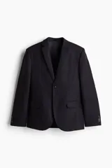 Blazer negro de lino liviano con solapas de muesca finas y ojal decorativo. Modelo de botonadura sencilla con bolsillo superior, bolsillos delanteros con solapa y dos bolsillos en el interior. Cierre de dos botones, botones decorativos en los puños y abertura doble atrás. Corte ajustado que realza el contorno del cuerpo creando una silueta entallada. Forrado.