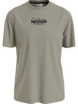 Remera color verde oliva de algodón, con cuello redondo y mangas cortas. Estampa frontal con el logo de Calvin Klein en negro.
