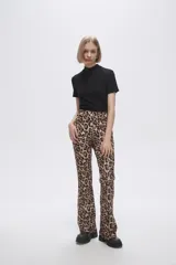 Calza acampanada con estampado animal print de leopardo en tonos marrones.