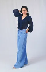 Camisa color verde lima de mangas largas con volados plisados en el frente y cuello en V.