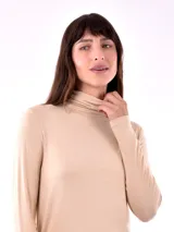 Polera de cuello alto color coral, de mangas largas y corte ajustado.