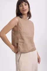Blusa color beige de lino, sin mangas y corte recto.