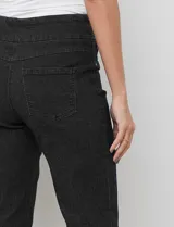 Jegging gris de algodón elastizado con pretina ancha elastizada, bolsillos delanteros simulados y bolsillos traseros aplicados.