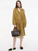 Vestido camisero largo color verde oliva, con botones frontales y mangas amplias. Incluye lazo para atar en la cintura.