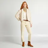 Pañuelo cuadrado de tela color beige con estampado de manchas de leopardo en marrón y negro.