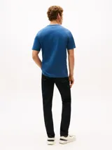 Remera de hombre Tommy Hilfiger de color azul con cuello redondo y logo bordado en el pecho. Confeccionada en algodón puro, de corte regular.