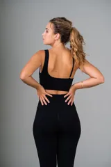 Top deportivo color lila con breteles finos y banda elástica acanalada bajo el busto.