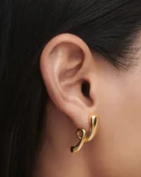 Aros dorados con forma de gancho y detalle de la marca PD Paola.