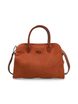Cartera Maria de cuero gamuza color marrón, con doble asa corta y correa larga desmontable de cuero liso. Tiene logo metálico de la marca, cierre central, bolsillo exterior con cierre y bolsillo interior con cierre.
