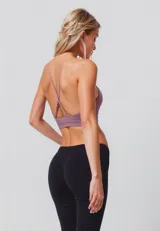 Top deportivo negro con tirantes finos y espalda deportiva.