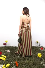 Top de lycra 100% poliéster estampado, de corte al cuello y ajuste elástico.