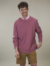 Sweater de hombre color borgoña, de corte clásico, con cuello redondo y mangas largas.