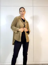 Camisa de pana color camel, con botones frontales y corte clásico, ideal para climas fríos.