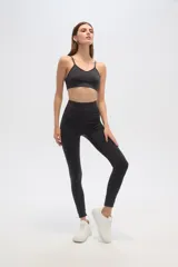 Calza larga color marrón, de tiro alto y corte ajustado.