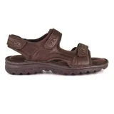 Sandalias marrones de cuero con tiras ajustables con velcro y suela de goma.