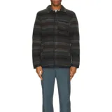 Campera tipo camisa de manga larga con botones, con diseño a rayas horizontales en tonos marrón, verde y gris.