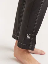 Jean de corte cigarette con detalles de pespuntes y cortes. Con bolsillos traseros.