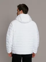 Campera Calvin Klein acolchada blanca con capucha, cierre frontal con cremallera y bolsillos laterales con cremallera.
