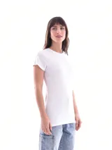 Remera blanca de algodón con escote en U y mangas cortas.