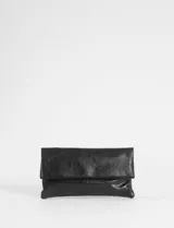 Sobre de mano plegable con acabado texturizado efecto cuero desgastado, color verde oliva. Incluye correa removible para llevar al hombro o cruzado.