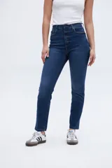 Jean de tiro medio color azul oscuro, de calce ajustado desde la cintura hasta los tobillos.