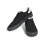 Championes Adidas 3MC negros con detalles en blanco.