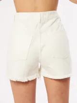 Short de denim de corte alto, color azul claro, con detalles desgastados y rotos en la parte inferior.