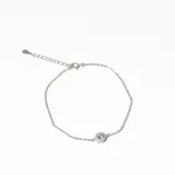 Pulsera plateada de cadena fina con dije circular con circonitas engarzadas.
