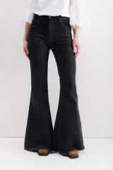 Pantalón de jean color crudo, de corte acampanado, tiro alto y terminación desflecada.