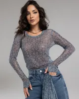 Blusa de tul ultra liviano y translúcido con estampado animal print denim y efecto glitter.