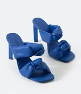 Sandalias de tacón azul eléctrico con punta cuadrada y tiras abullonadas.
