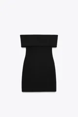 Vestido corto negro de tejido de punto, con escote recto y hombros descubiertos.