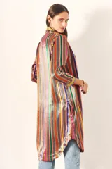 Saco largo con estampado a rayas verticales multicolores y bordes decorados con cuentas doradas.