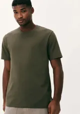 Camiseta verde militar de manga corta con cuello redondo y textura acanalada horizontal.