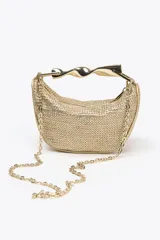Bolso mini dorado con cuerpo trenzado y asa de mano metálica dorada. Incluye doble asa bandolera ajustable y extraíble, forro, bolsillo interior y cierre con cremallera.